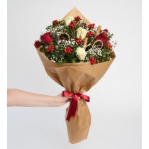 Bukette Kırmızı Beyaz Güller ve Kokina Çiçeği